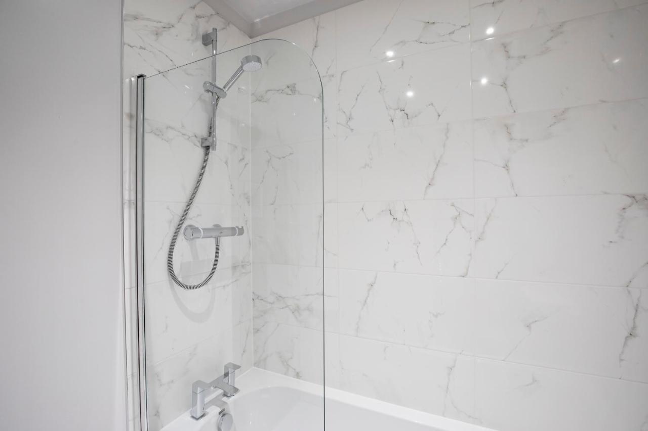 צ'לטנהם Elliot Oliver - Chic 2 Bedroom Town Centre Apartment מראה חיצוני תמונה