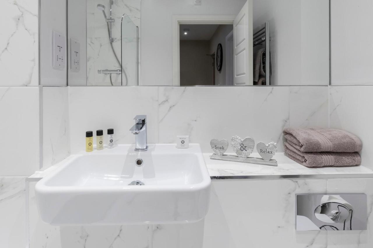 צ'לטנהם Elliot Oliver - Chic 2 Bedroom Town Centre Apartment מראה חיצוני תמונה
